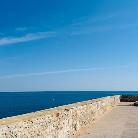 Διαμέρισμα Renovated 2 With Swimming Pool 4 People