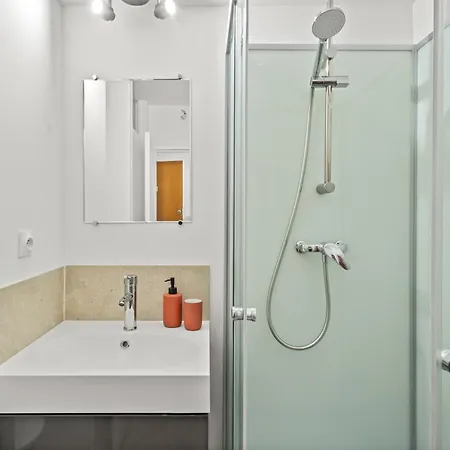 Renovated 2 With Swimming Pool 4 People 公寓